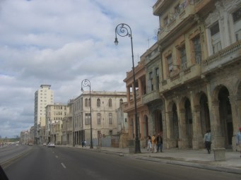 La fachada de la Habana, frente al Malecon - Picture by Jocy Medina